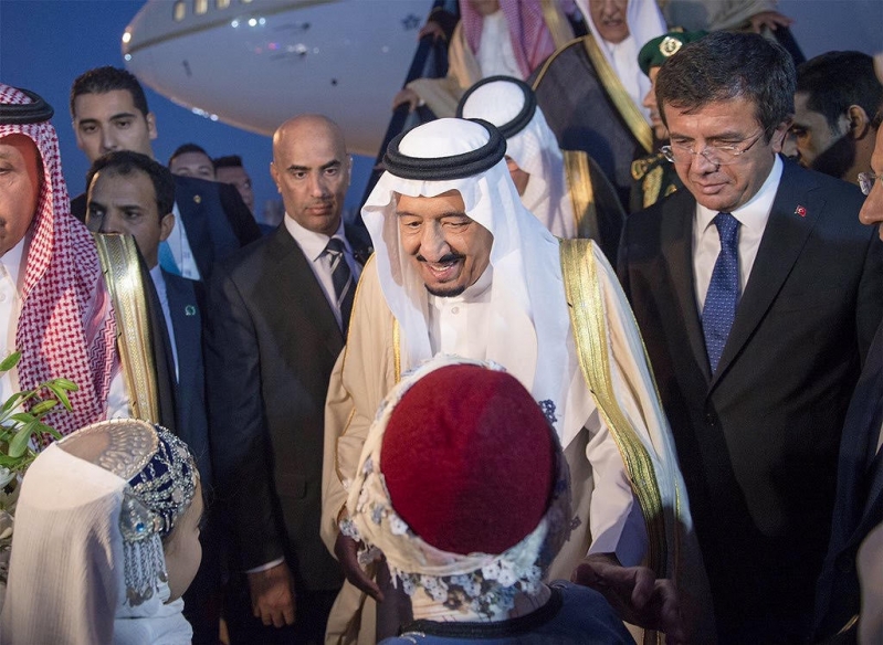 الملك سلمان لدى وصوله إلى تركيا