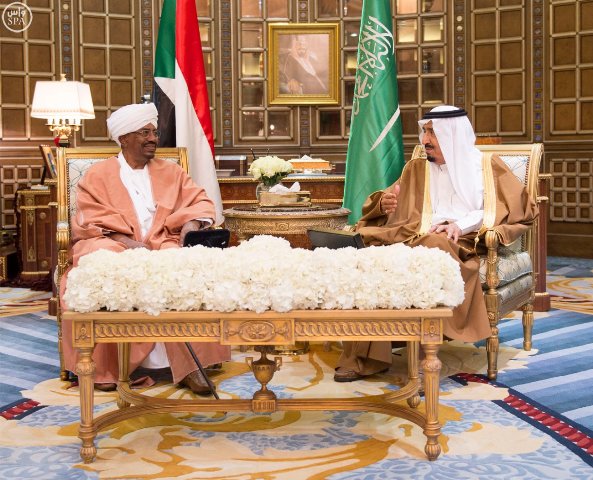 جلسة مباحثات سعودية سودانية في قصر الملك سلمان