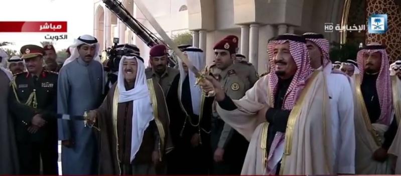 الملك سلمان وامير الكويت يشاركان في العرضة