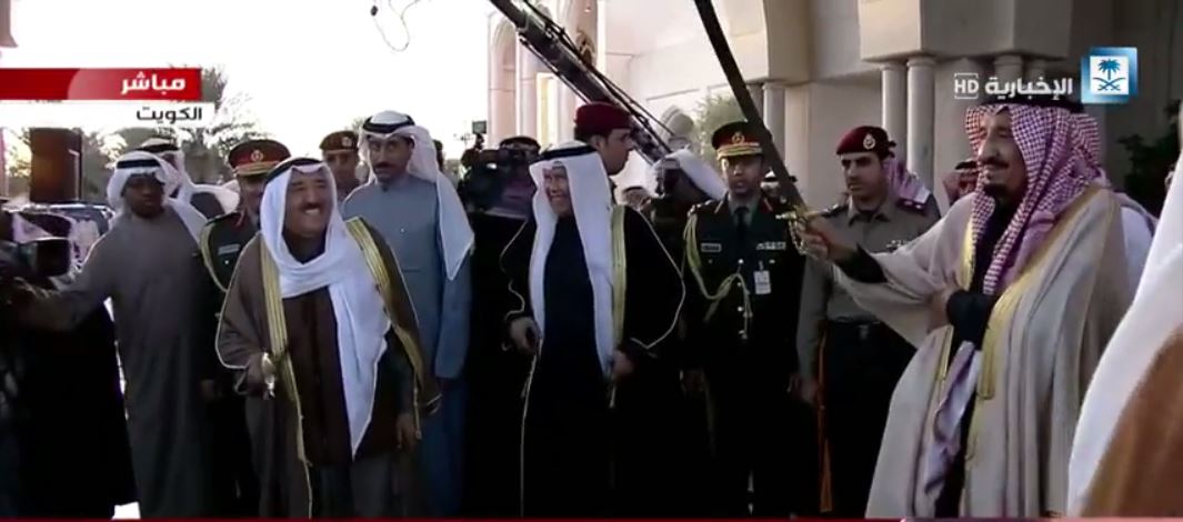 #عاجل ..بالفيديو.. الملك سلمان وأمير الكويت يشاركان في العرضة بقصر بيان