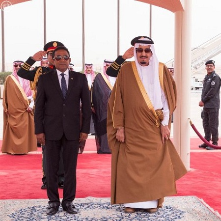 الملك سلمان في مقدمة مستقبلي رئيس المالديف