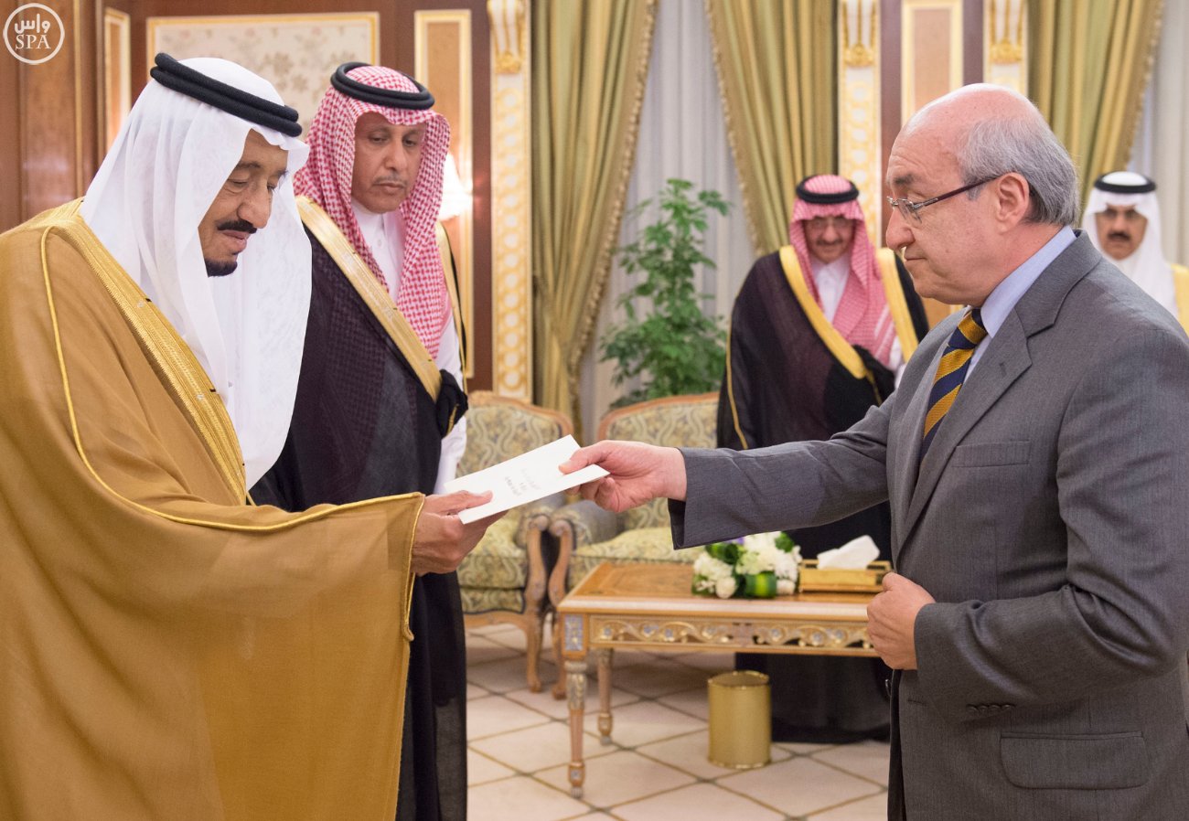 الملك سلمان يتسلم أوراق اعتماد 12 سفيراً لدى السعودية (2)