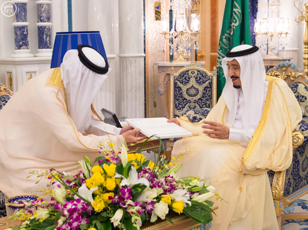 خادم الحرمين الشريفين يتسلم رسالة من ملك البحرين