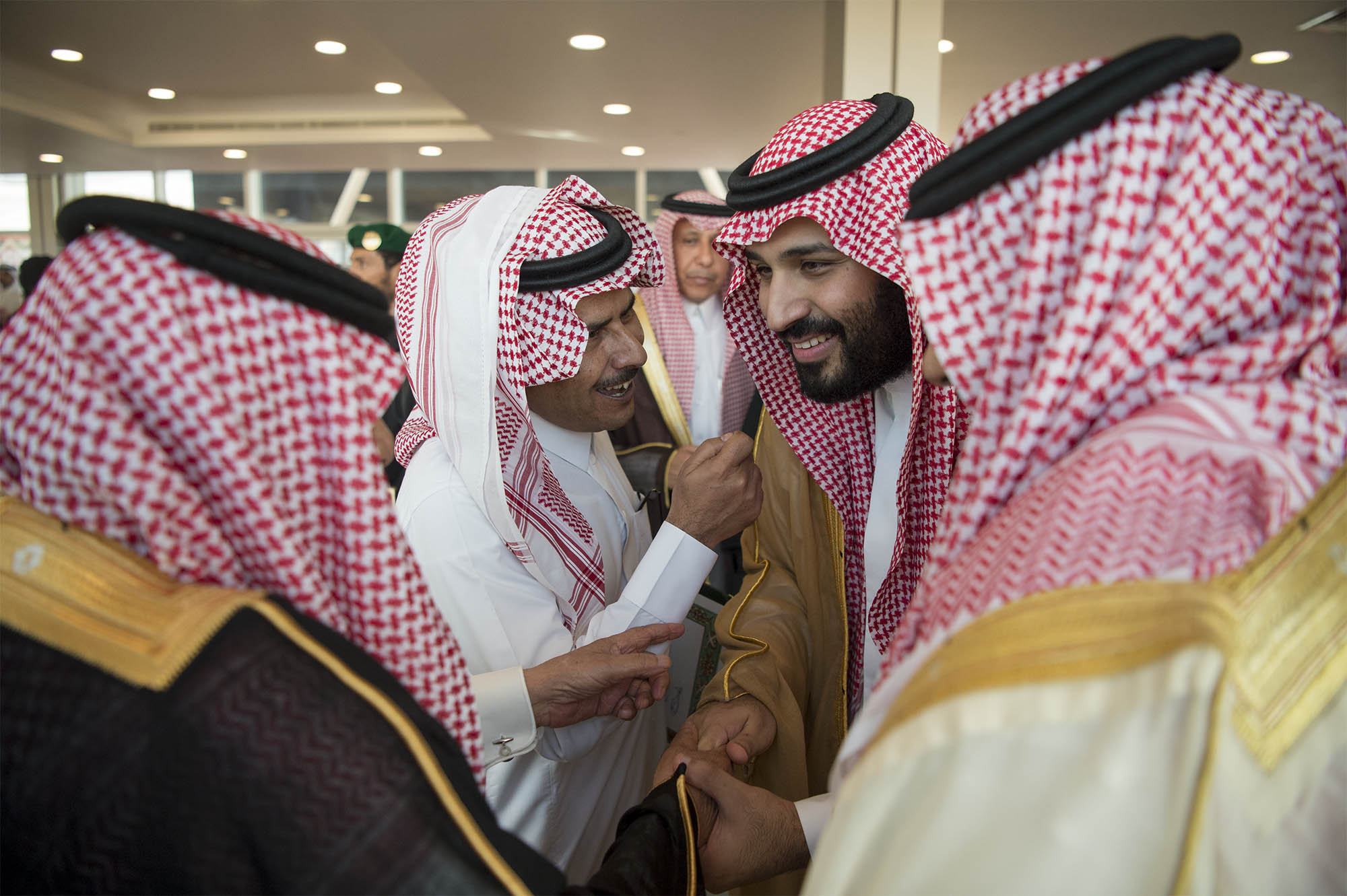 شاهد بالفيديو .. محمد بن سلمان على خطى والده .. لا حواجز مع الشعب‎