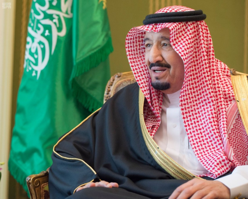 الملك سلمان يستقبل سفير البحرين3