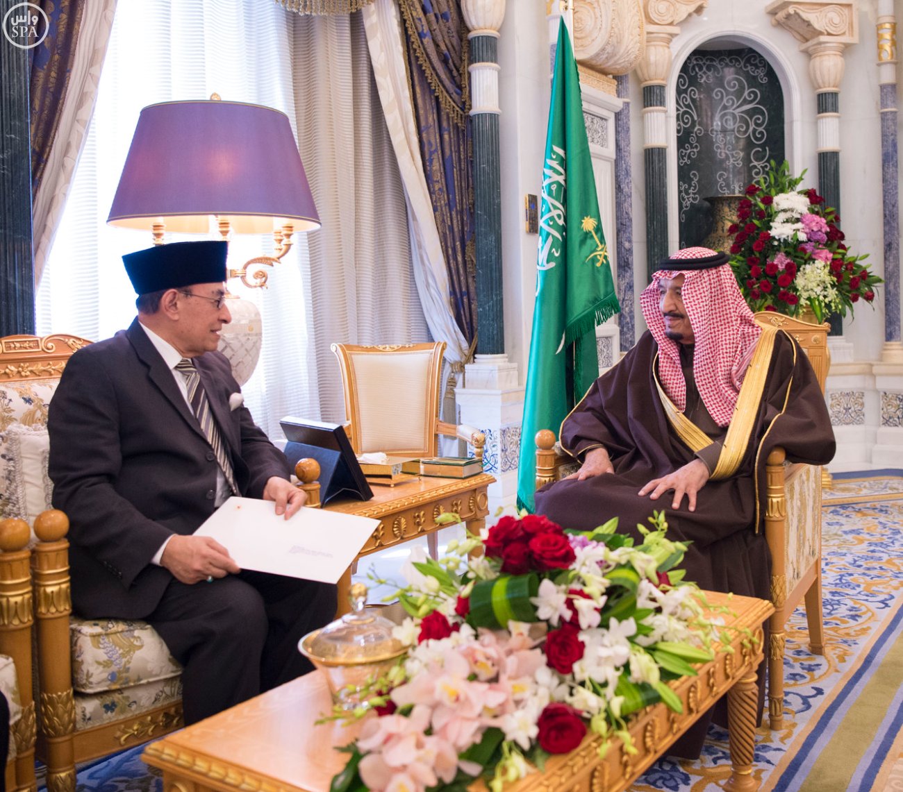 #الملك_سلمان يتسلم رسالة من رئيس #إندونيسيا