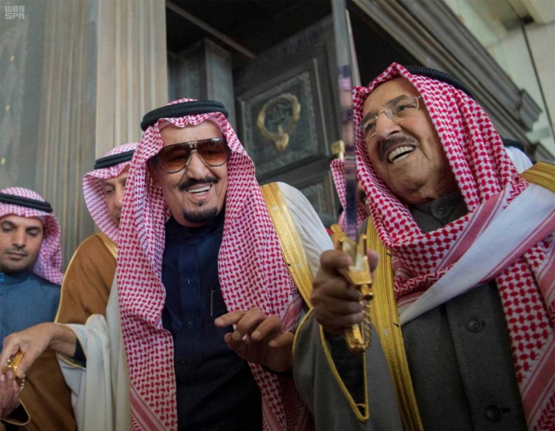 الملك سلمان يشرف مادبة الغداء التي أقامها ولي عهد الكويت.jpg1