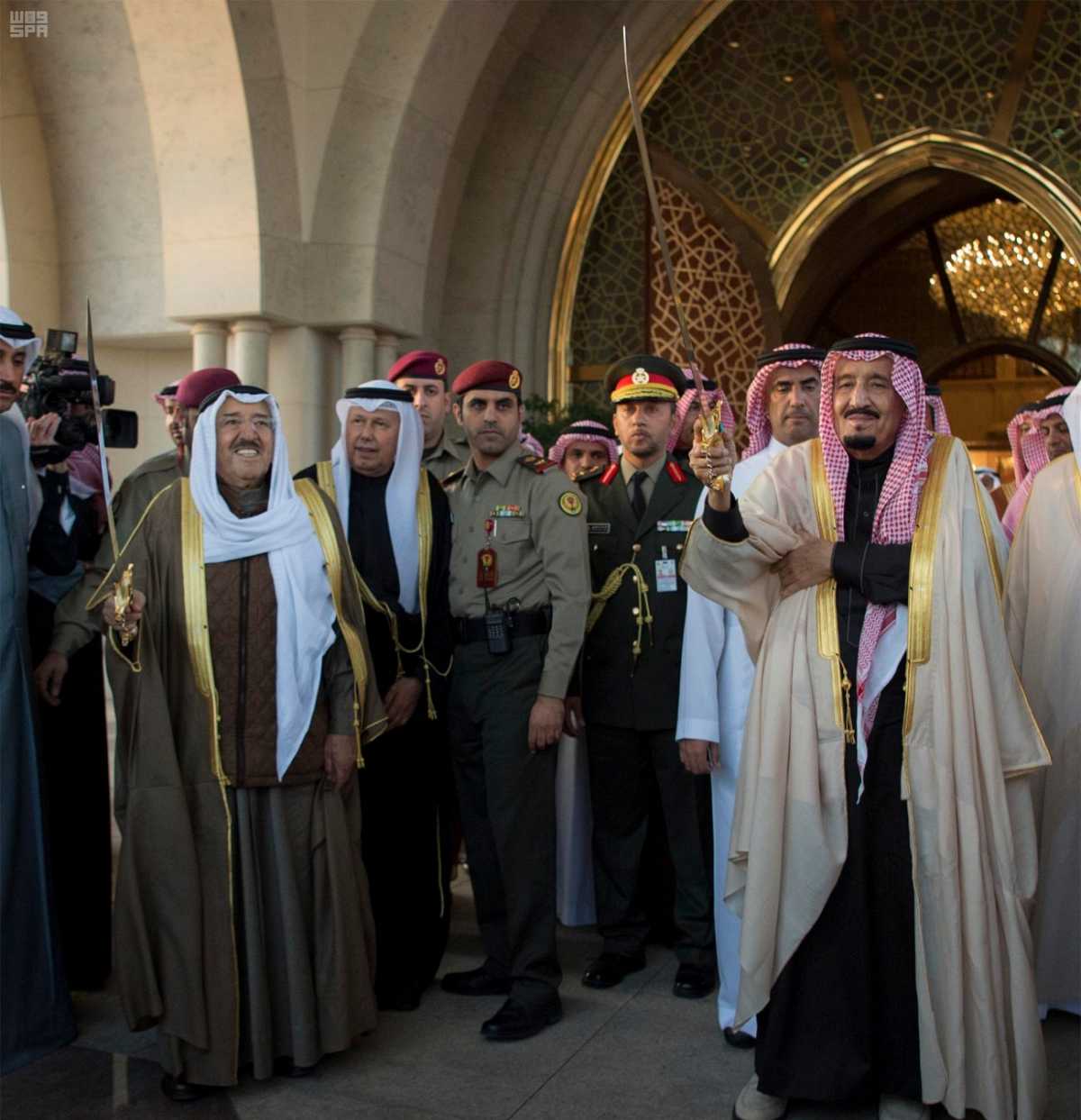 شاهد 4 فيديوهات .. الملك يشارك قادة الخليج (العرضة)