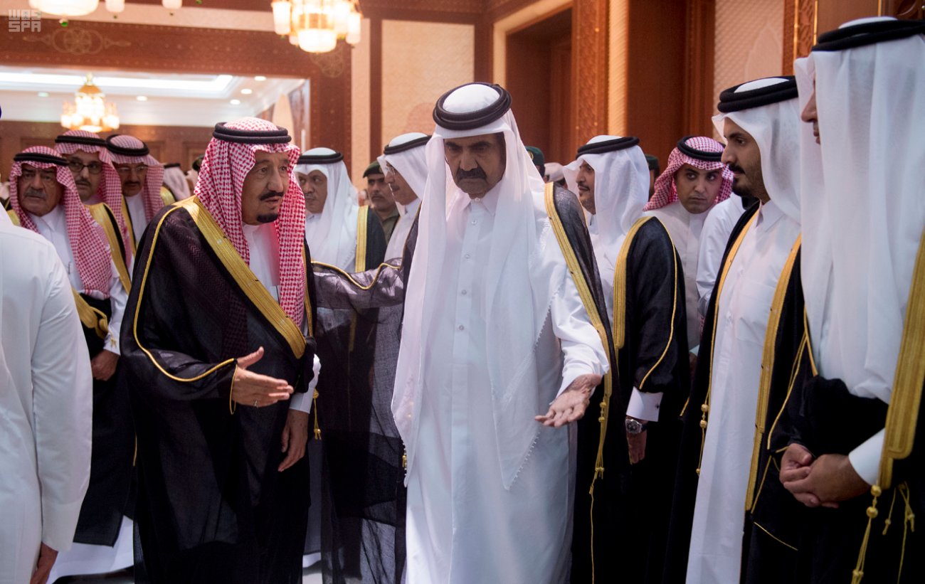الملك يصل إلى الدوحة .. ويعزي في وفاة الشيخ خليفة آل ثاني