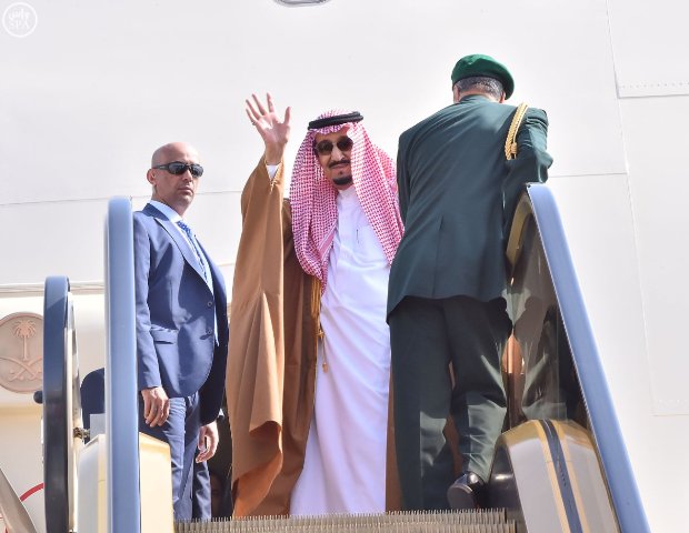 شاهد بالصور .. مغادرة الملك سلمان إلى شرم الشيخ