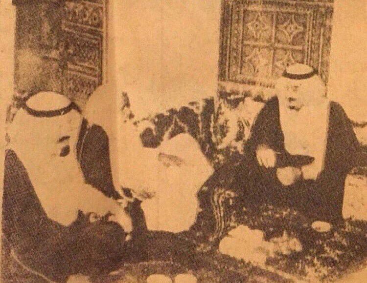 صورة نادرة للملك فهد والملك عبدالله وهما يزوران الشيخ ابن عثيمين