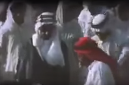 فيديو نادر للملك فيصل يُشرف بنفسه على تعبيد طريق الهدا