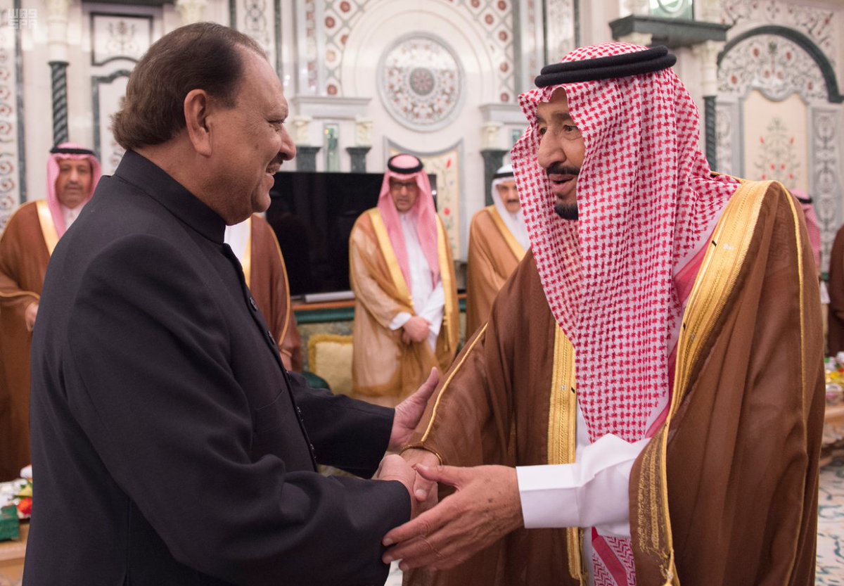 رئيس باكستان يثمن جهود خادم الحرمين لخدمة الإسلام والمسلمين