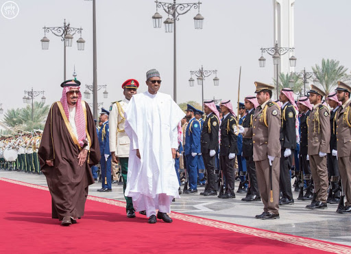 شاهد بالصور .. الملك سلمان يستقبل الرئيس النيجيري