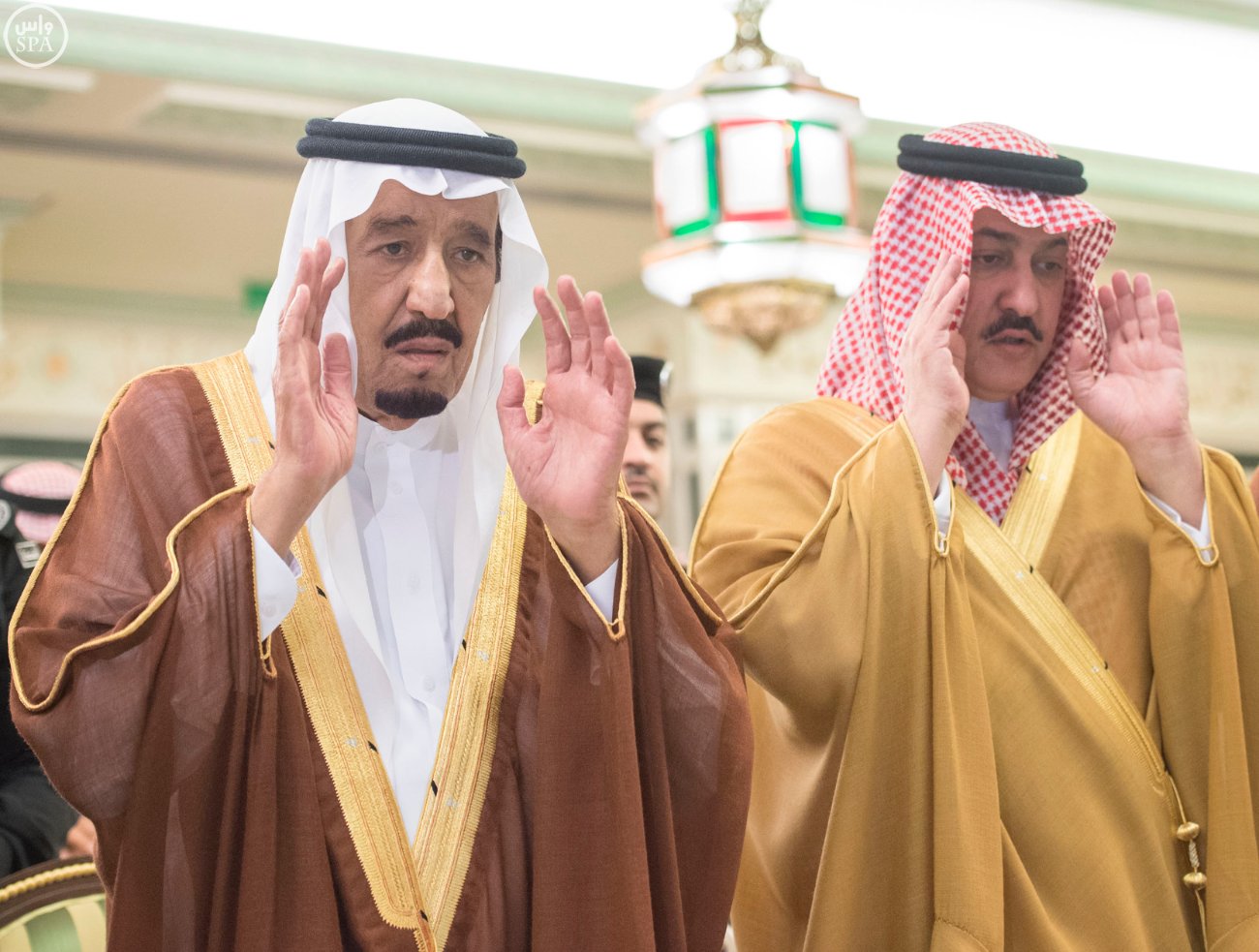 الملك يؤدي صلاة الميت على الأمير بدر بن محمد بن عبد العزيز