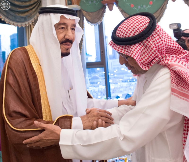 الملك يؤدي صلاة الميت على الأمير بدر بن محمد بن عبد العزيز12