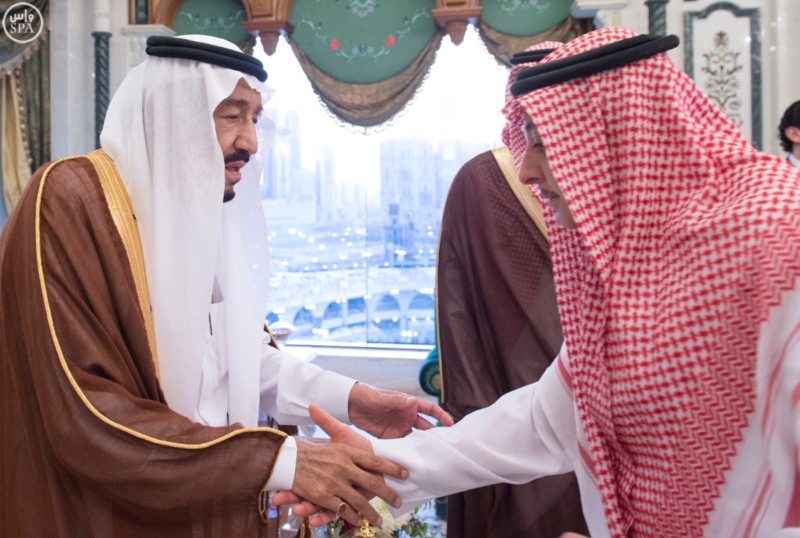 الملك يؤدي صلاة الميت على الأمير بدر بن محمد بن عبد العزيز13