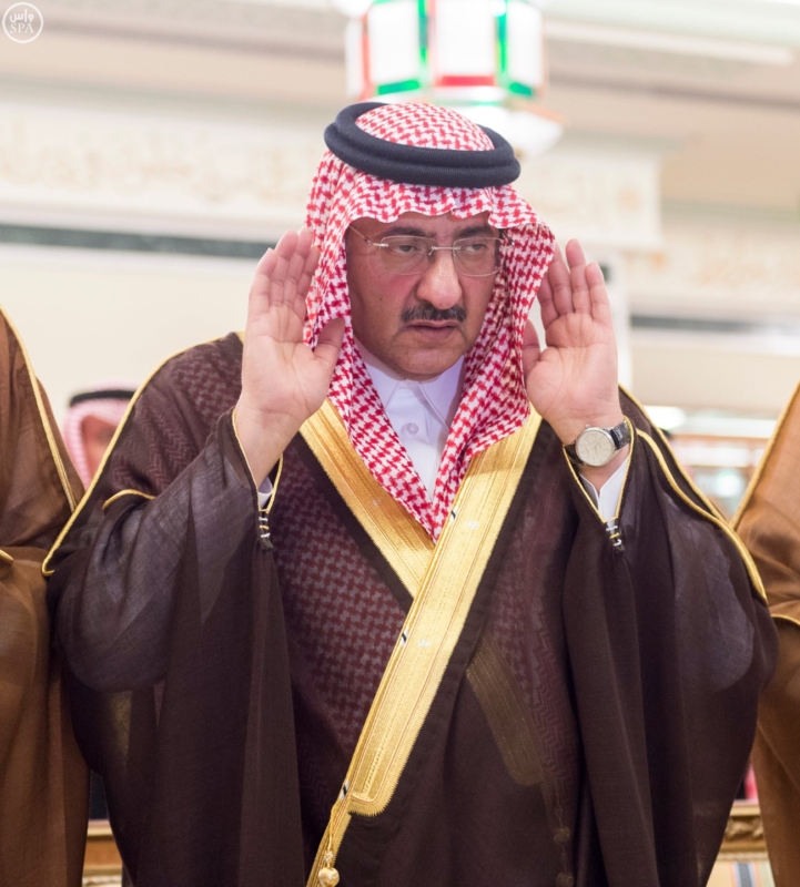 الملك يؤدي صلاة الميت على الأمير بدر بن محمد بن عبد العزيز2