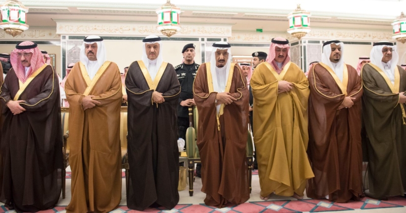 الملك يؤدي صلاة الميت على الأمير بدر بن محمد بن عبد العزيز4