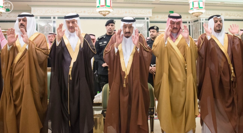 الملك يؤدي صلاة الميت على الأمير بدر بن محمد بن عبد العزيز5
