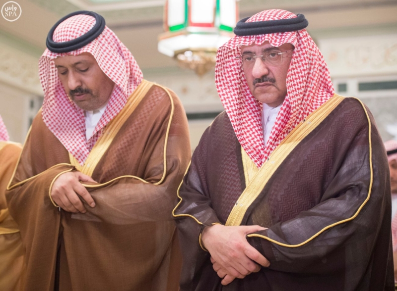 الملك يؤدي صلاة الميت على الأمير بدر بن محمد بن عبد العزيز6