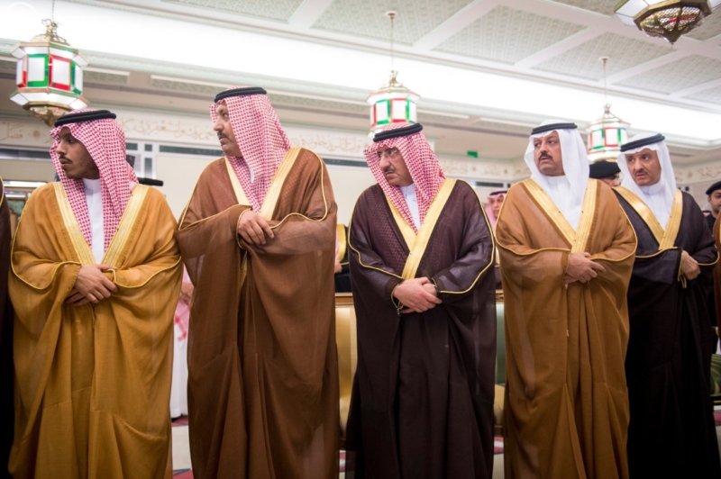 الملك يؤدي صلاة الميت على الأمير بدر بن محمد بن عبد العزيز7