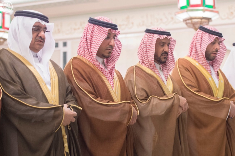 الملك يؤدي صلاة الميت على الأمير بدر بن محمد بن عبد العزيز8