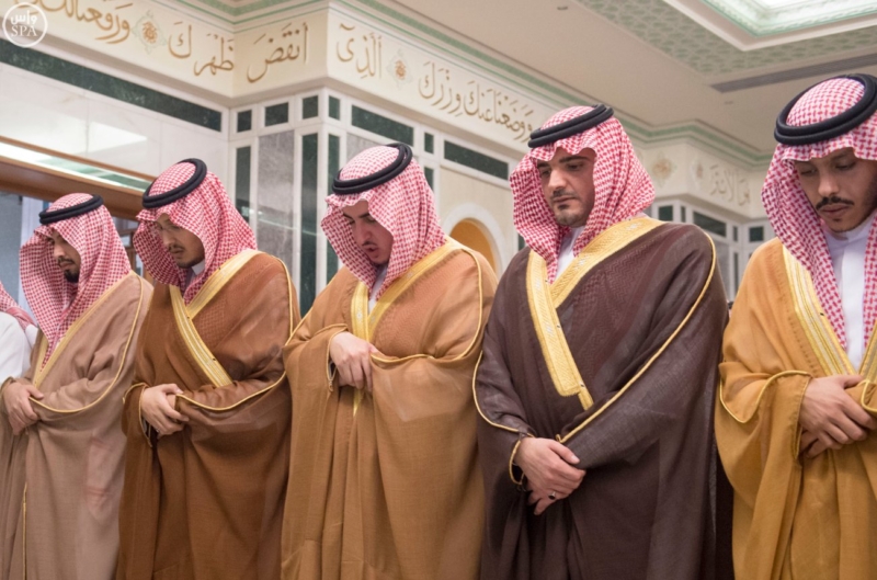 الملك يؤدي صلاة الميت على الأمير بدر بن محمد بن عبد العزيز9