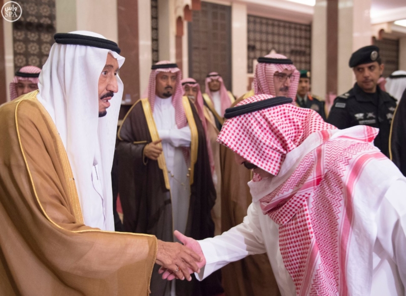 الملك يؤدي صلاة الميت على سمو الاميرة حصة بنت سعود