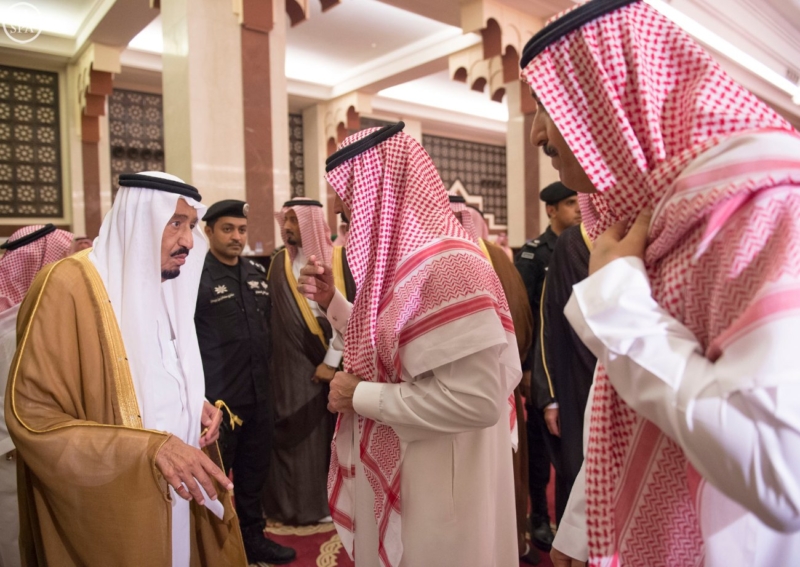 الملك يؤدي صلاة الميت على سمو الاميرة حصة بنت سعود1