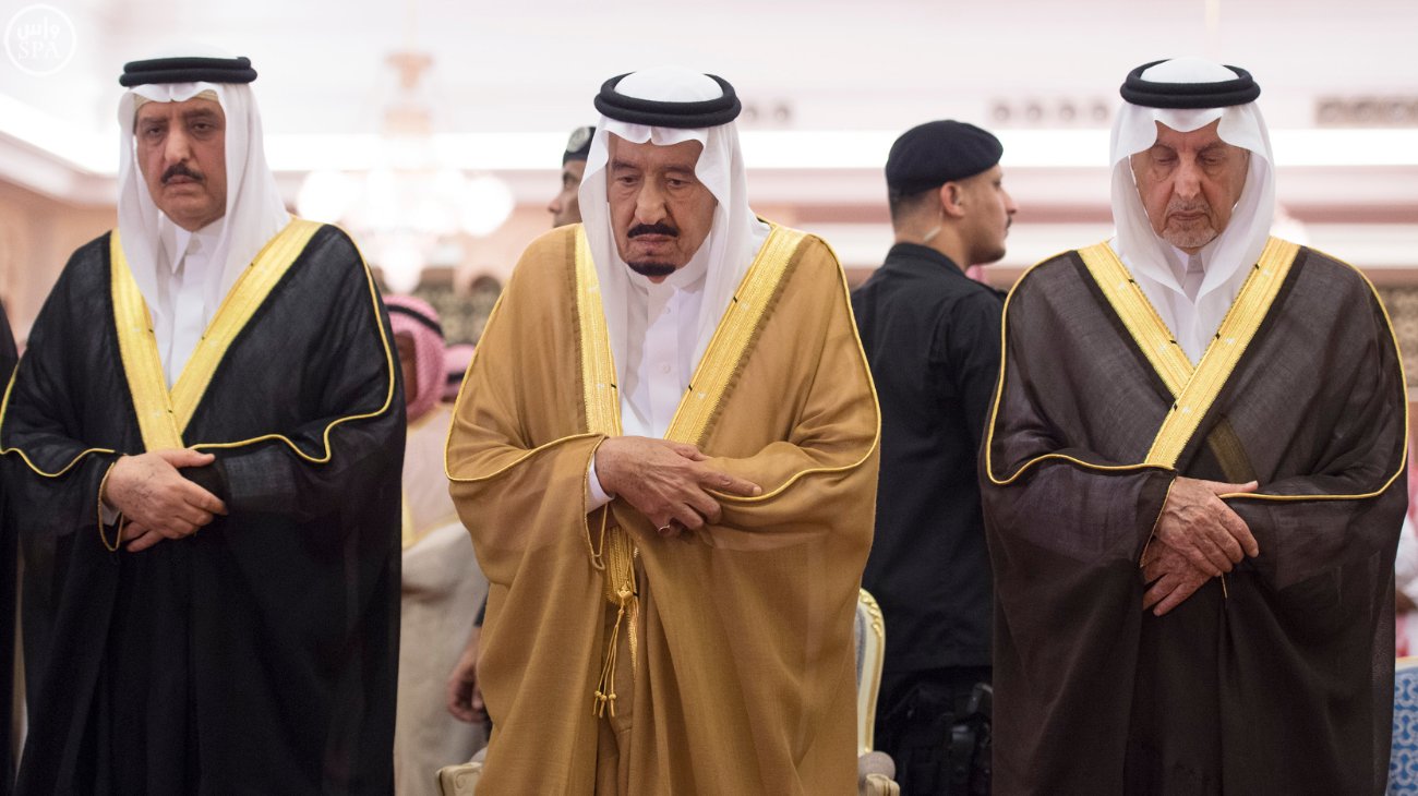 الملك يؤدي صلاة الميت على الأميرة حصة بنت سعود بن عبدالعزيز