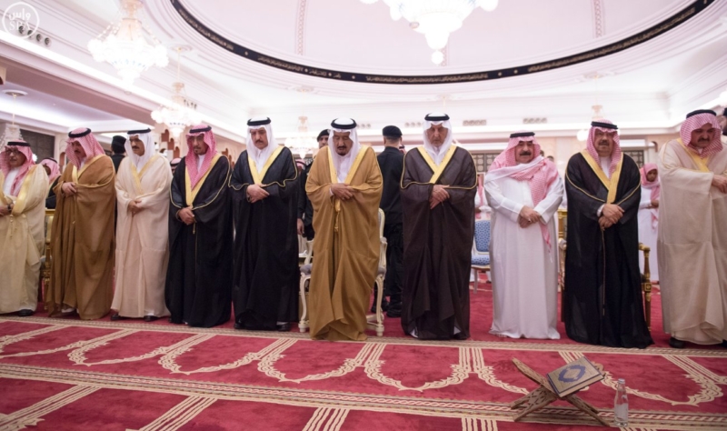 الملك يؤدي صلاة الميت على سمو الاميرة حصة بنت سعود4