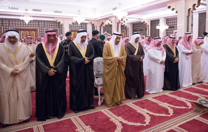الملك يؤدي صلاة الميت على سمو الاميرة حصة بنت سعود5