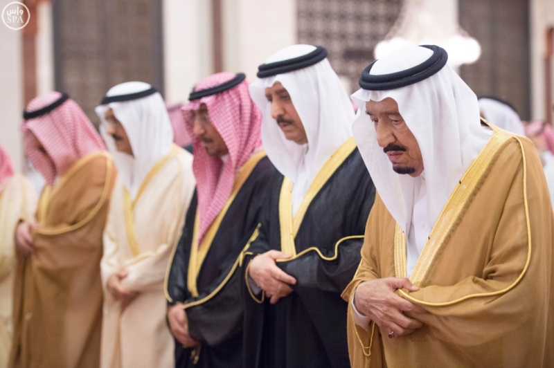 الملك يؤدي صلاة الميت على سمو الاميرة حصة بنت سعود6