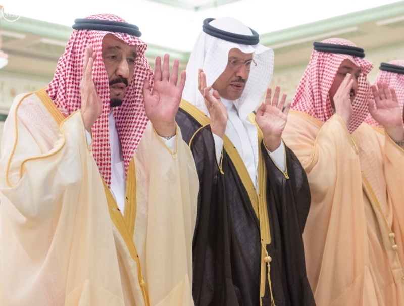 الملك يؤدي صلاة المَيْت على الأمير منصور بن فيصل بن سعود ‫(1)‬