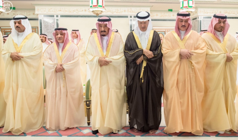 الملك يؤدي صلاة المَيْت على الأمير منصور بن فيصل بن سعود ‫(1)‬ ‫‬