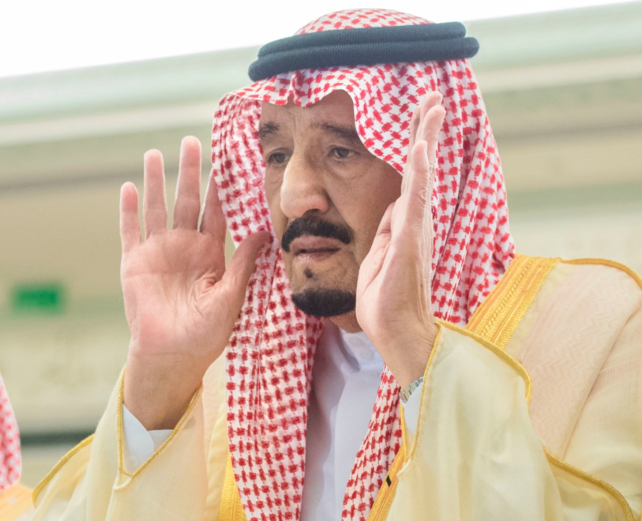 الملك يؤدي صلاة المَيْت على الأمير منصور بن فيصل بن سعود