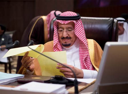 الملك سلمان في القمة العربية : التدخلات الخارجية في الشؤون العربية انتهاك للقانون الدولي