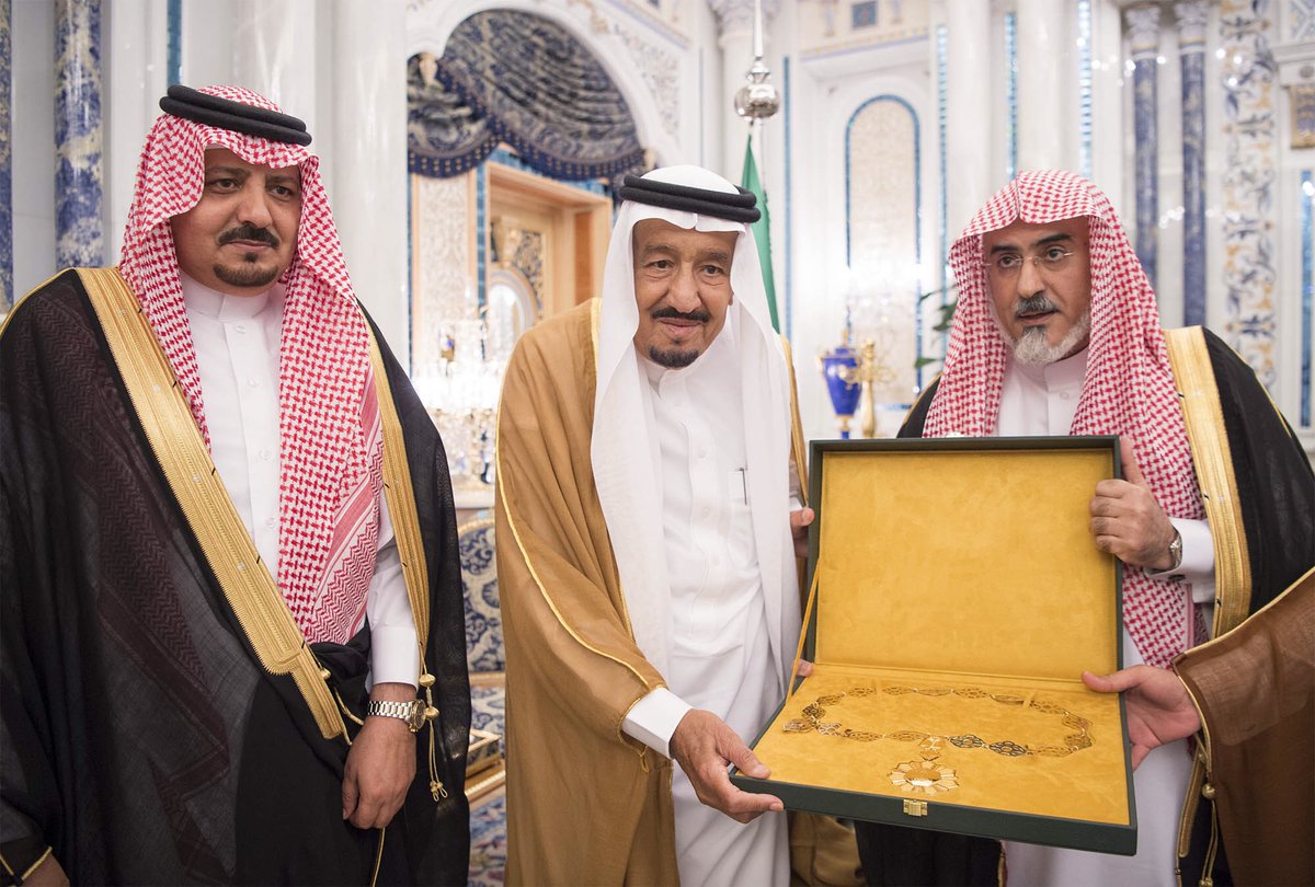 الملك يتسلم درجة الدكتوراه الفخرية في خدمة القرآن الكريم وعلومه من جامعة الإمام محمد بن سعود