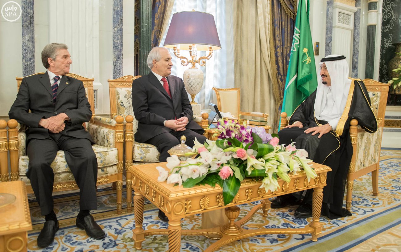 خادم الحرمين يتلقى رسالة من الرئيس الجزائري