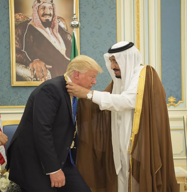 “صوت أميركا”: منح ترامب قلادة الملك عبدالعزيز يعكس الحفاوة السعودية