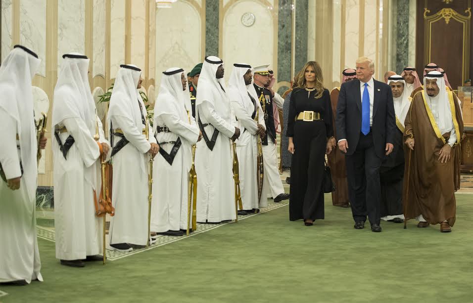 “الخويا” والخيول تلفت نظر ترامب في قصر اليمامة