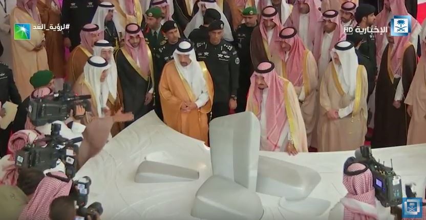 شاهد الملك يطلع على مجسم مركز الملك عبدالعزيز الثقافي العالمي