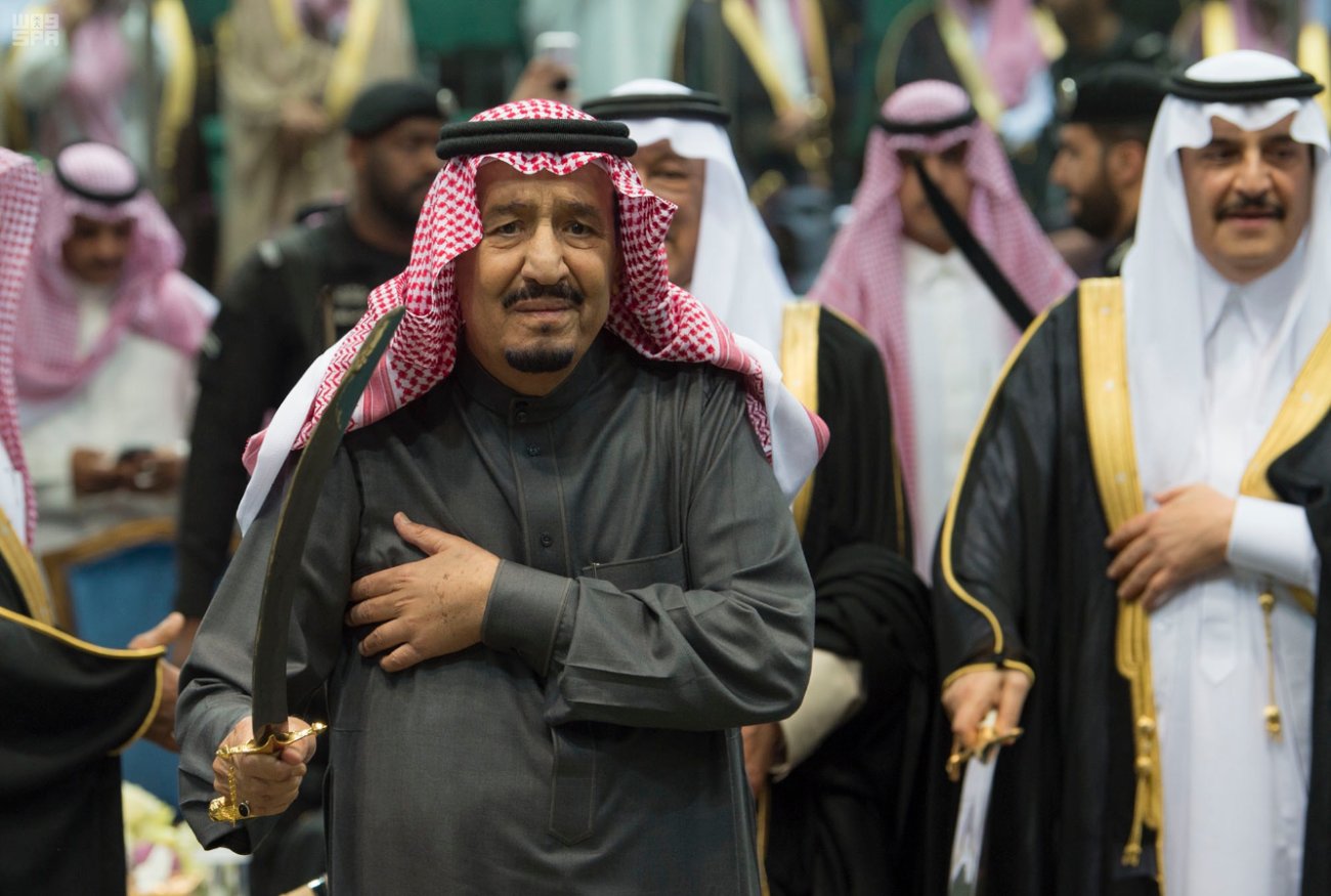 شاهد.. الملك يؤدي العرضة السعودية ضمن فعاليات الجنادرية 32