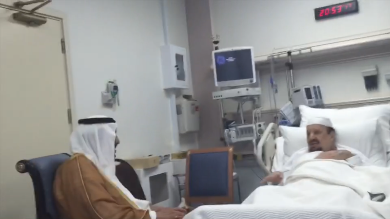 مقطع فيديو لزيارة الملك سلمان لشقيقه الأمير عبدالرحمن في المستشفى
