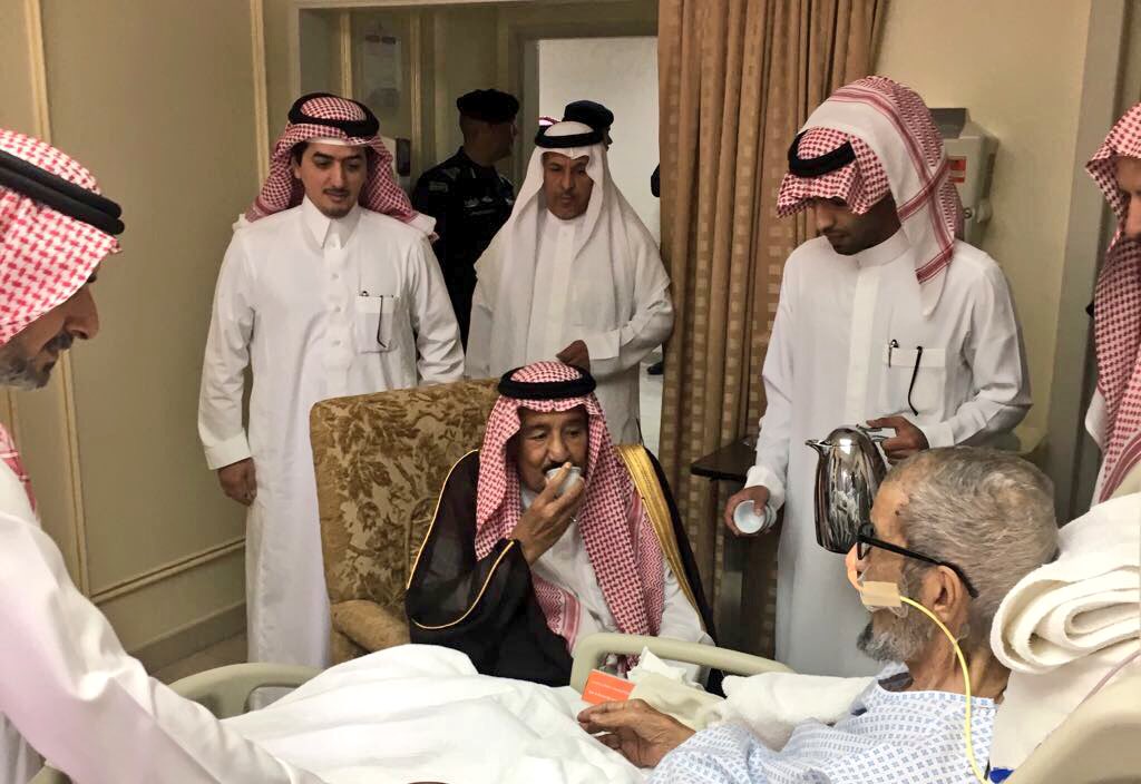 الملك يزور الشيخ ناصر الشثري في المستشفى