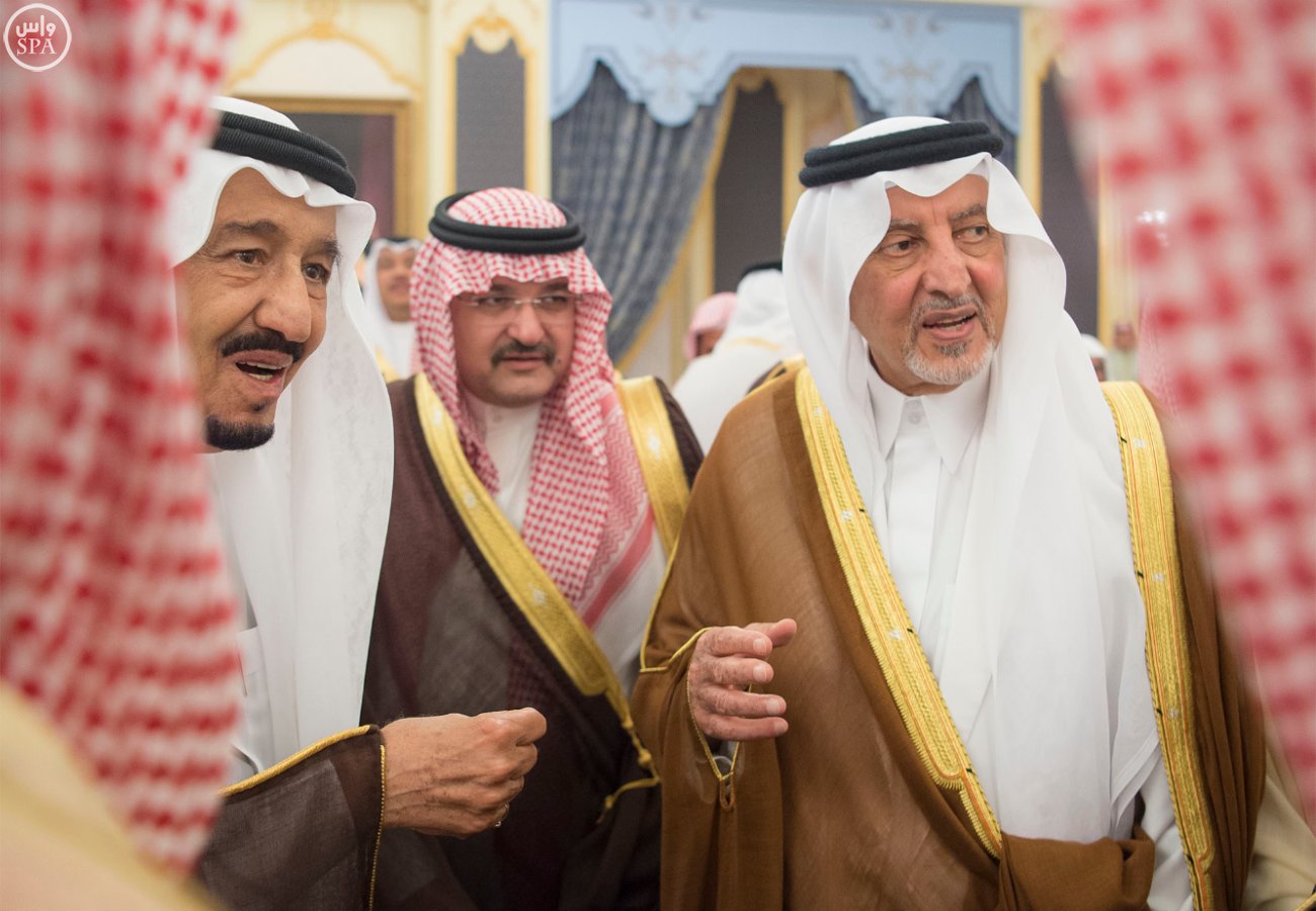 خادم الحرمين يستقبل الأمراء والعلماء وجمعًا من المواطنين في جدة