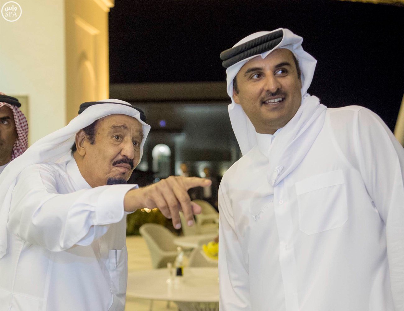 شاهد بالصور .. الملك يستقبل أمير قطر في طنجة المغربية