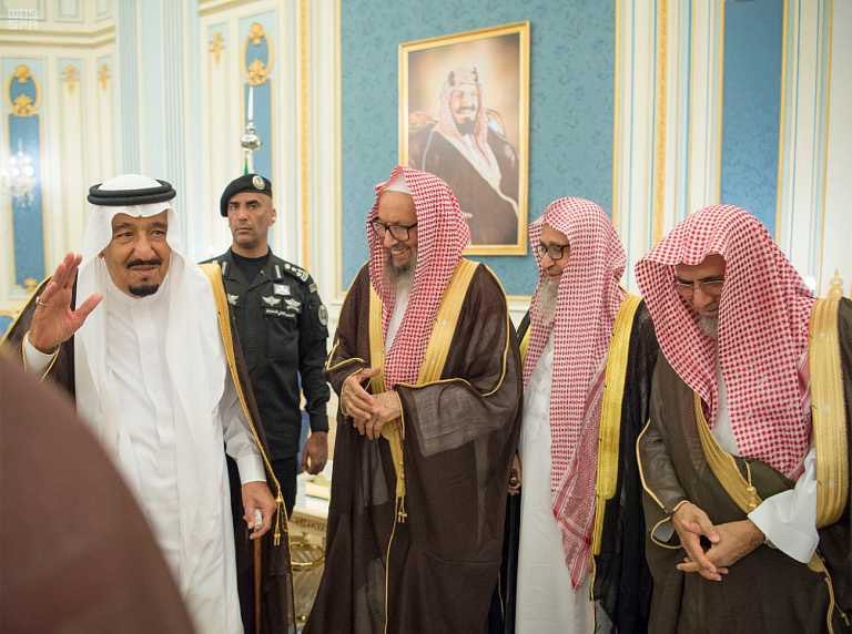 بالصور.. الملك يستقبل الأمراء والمفتي وعدداً من المواطنين في قصر اليمامة