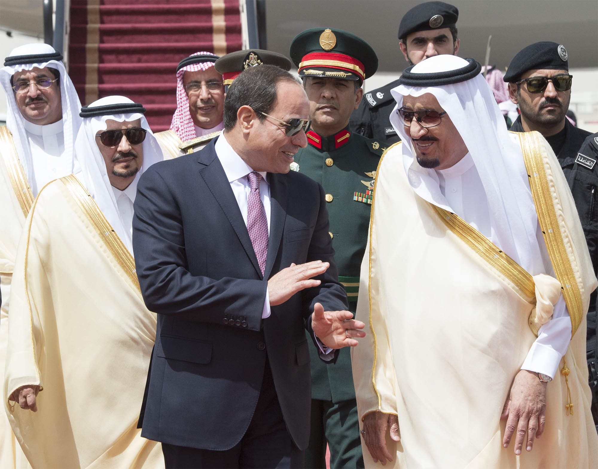 شاهد .. لقطات من استقبال الملك سلمان للرئيس المصري